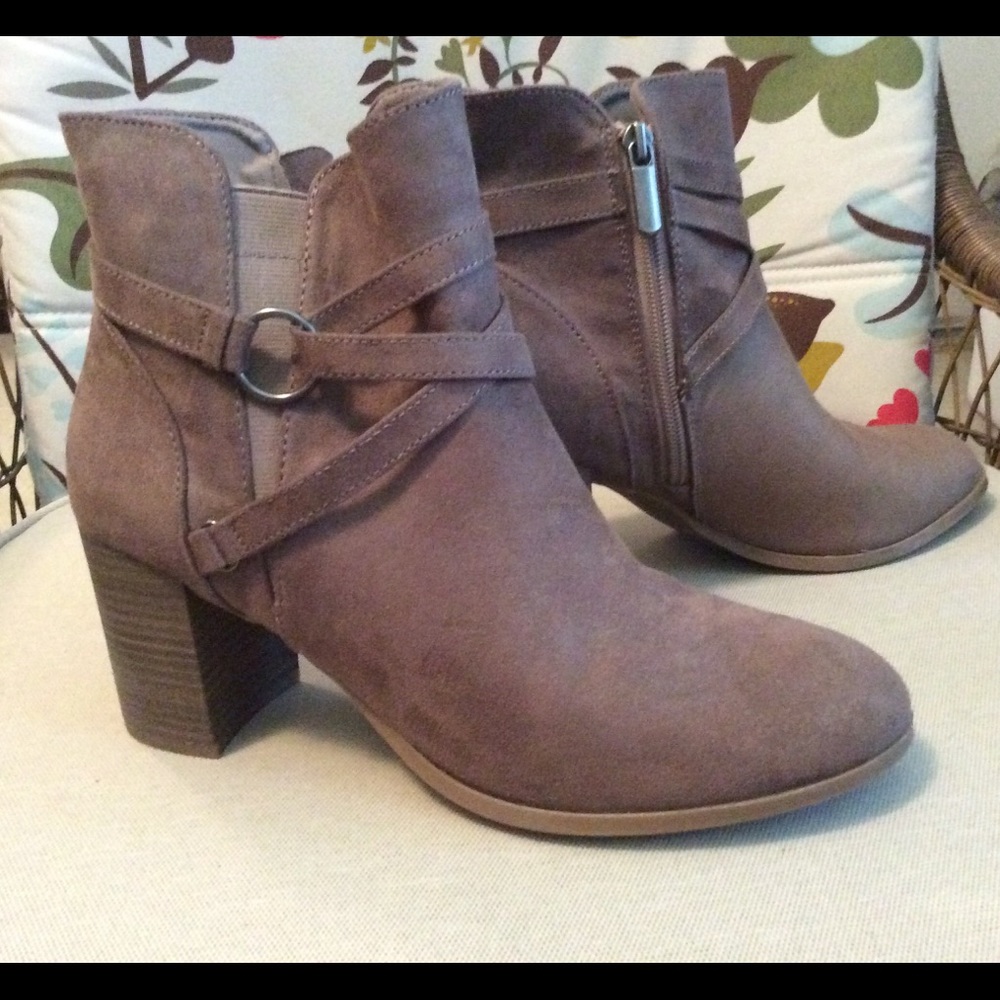 👢A NEW DAY BOOTS FROM TARGET SZ 10 TAUPE  3” HEEL